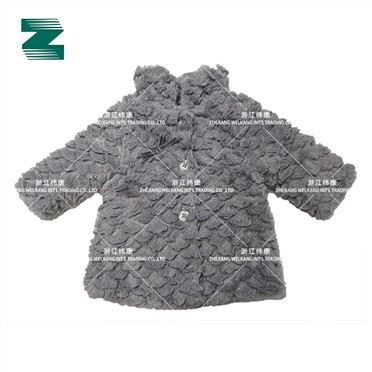 Beebidele mõeldud mantel nööbikinnituse ja sametise kaarega